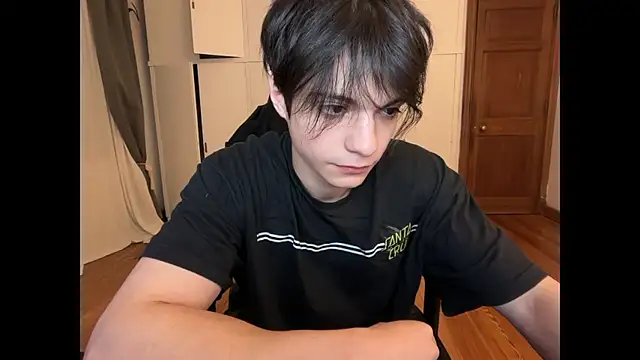 Snapshot of SasukeUhchiaa chatting on 12.22.25 SasukeUhchiaa online show from 12.22.25