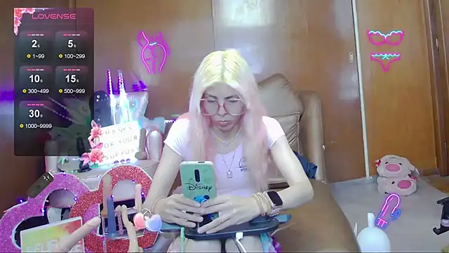 Skinygirl online show from 11.10.25