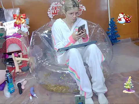 Skinygirl online show from 12.14.25