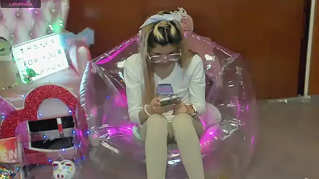 Snapshot of Skinygirl chatting on 03.08.26 Skinygirl online show from 03.08.26