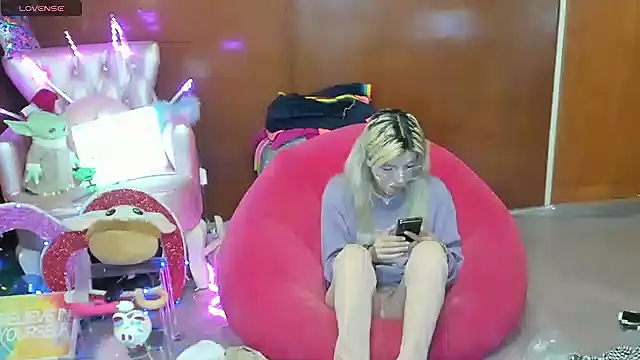 Skinygirl online show from 07.12.26