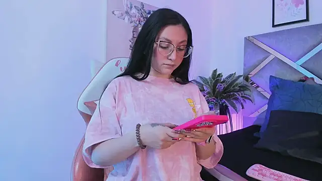 lucy neil online show from 11.04.25