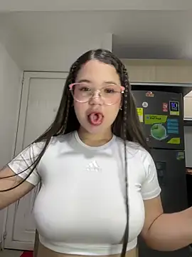 Snapshot of Lucyklein2022 chatting on 01.11.25 Lucyklein2022 online show from 01.11.25