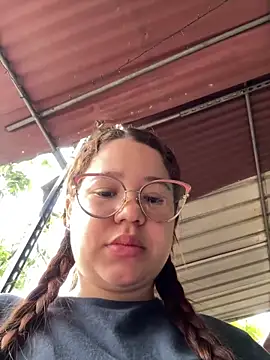 Snapshot of Lucyklein2022 chatting on 03.20.25 Lucyklein2022 online show from 03.20.25