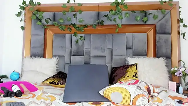 BellaKarla online show from 02.22.25