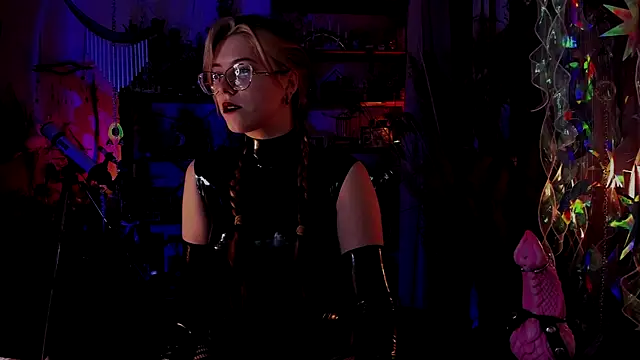 Snapshot of Scarlett_Wanner chatting on 12.15.24 Scarlett Wanner online show from 12.15.24