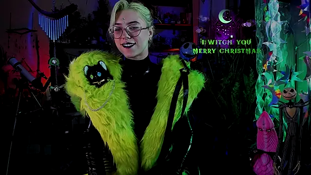 Snapshot of Scarlett_Wanner chatting on 12.20.24 Scarlett Wanner online show from 12.20.24