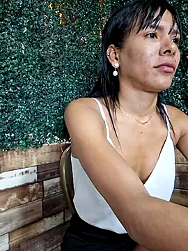 Snapshot of Doll_Loren chatting on 02.25.25 Doll Loren online show from 02.25.25