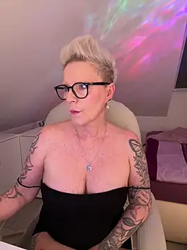 German Milf online show from 04.17.26