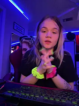 Snapshot of Cutiepiespanks chatting on 03.17.25 Cutiepiespanks online show from 03.17.25