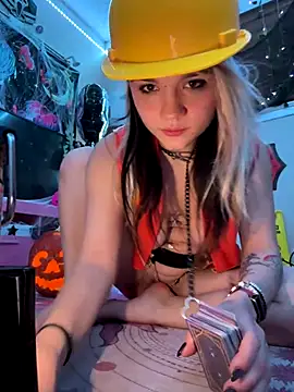 Snapshot of Cutiepiespanks chatting on 10.27.25 Cutiepiespanks online show from 10.27.25