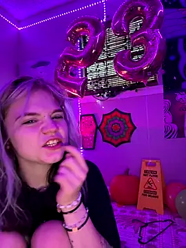 Snapshot of Cutiepiespanks chatting on 11.02.25 Cutiepiespanks online show from 11.02.25