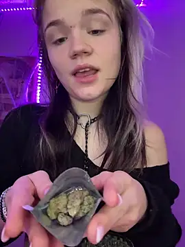 Snapshot of Cutiepiespanks chatting on 11.04.25 Cutiepiespanks online show from 11.04.25