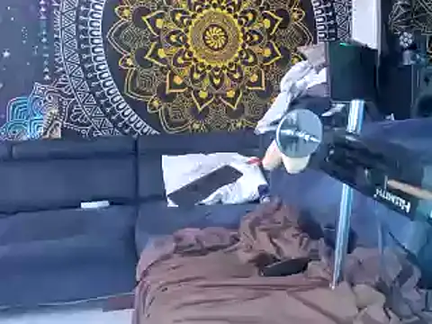 Snapshot of slankecrosdresser chatting on 02.18.25 slankecrosdresser online show from 02.18.25