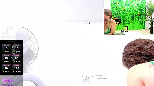 Paulina Davis  online show from 03.17.25