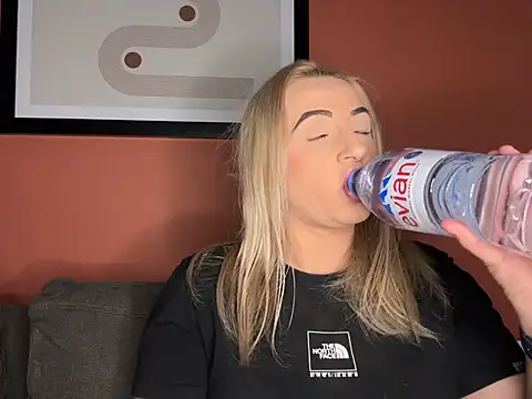 Strongqueen online show from 03.08.25