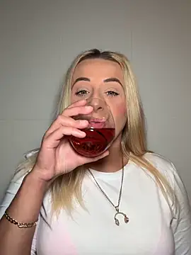 Strongqueen online show from 09.12.25