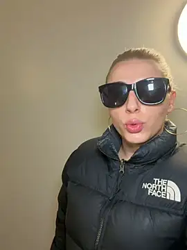 Strongqueen online show from 12.21.25