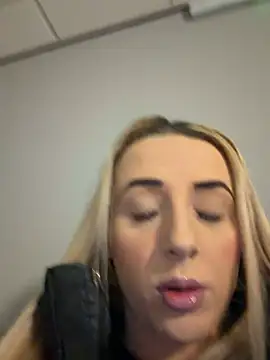 Strongqueen online show from 02.12.26