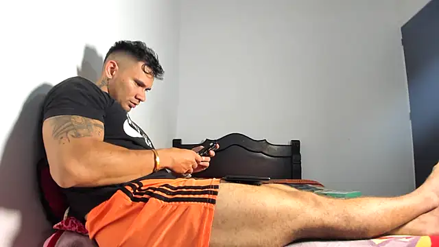 Snapshot of GendersonFit chatting on 05.19.26 GendersonFit online show from 05.19.26