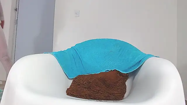 Upskirt Squirt96 online show from 10.14.25