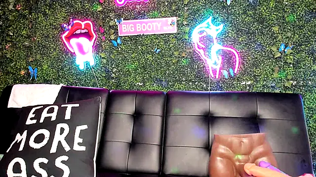 Snapshot of ThickAssRena chatting on 12.12.24 ThickAssRena online show from 12.12.24