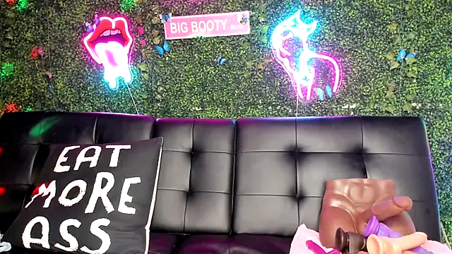 Snapshot of ThickAssRena chatting on 12.13.24 ThickAssRena online show from 12.13.24