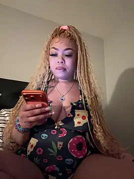 Snapshot of ThickAssRena chatting on 04.27.26 ThickAssRena online show from 04.27.26