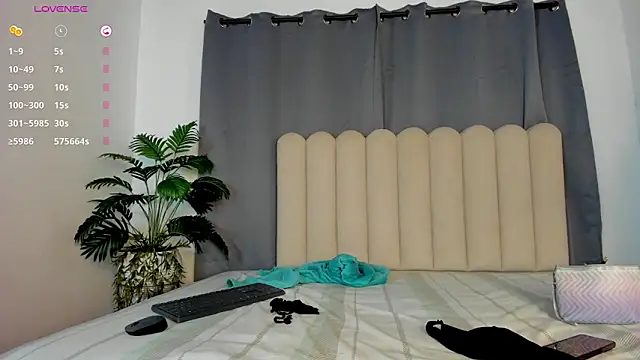 Snapshot of Dounia_nagi chatting on 10.28.25 Dounia nagi online show from 10.28.25