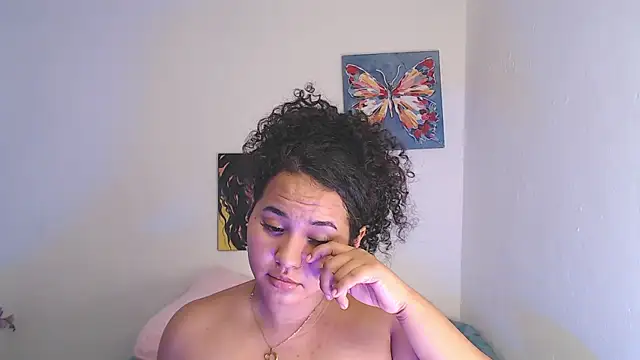 Snapshot of luciana_keating chatting on 11.10.25 luciana keating online show from 11.10.25