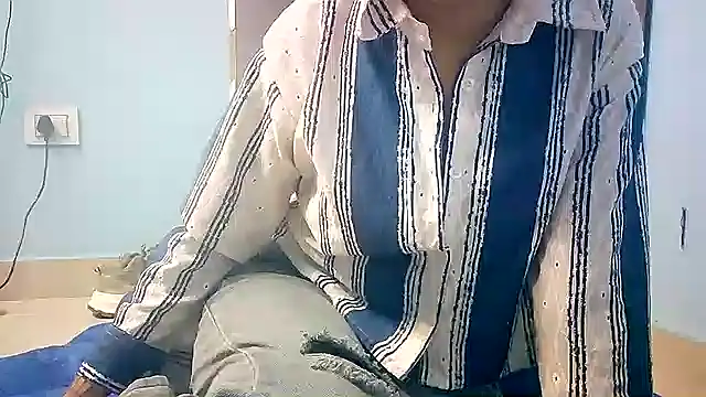 lovelydesi21 online show from 01.18.25