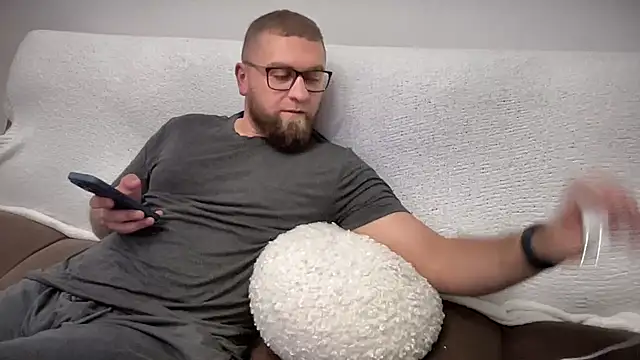 Snapshot of Bear_bear_ chatting on 12.21.24 Bear bear online show from 12.21.24