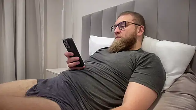 Snapshot of Bear_bear_ chatting on 10.22.25 Bear bear online show from 10.22.25