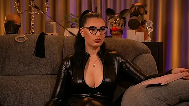 Snapshot of kelly_kent chatting on 09.28.25 kelly kent online show from 09.28.25