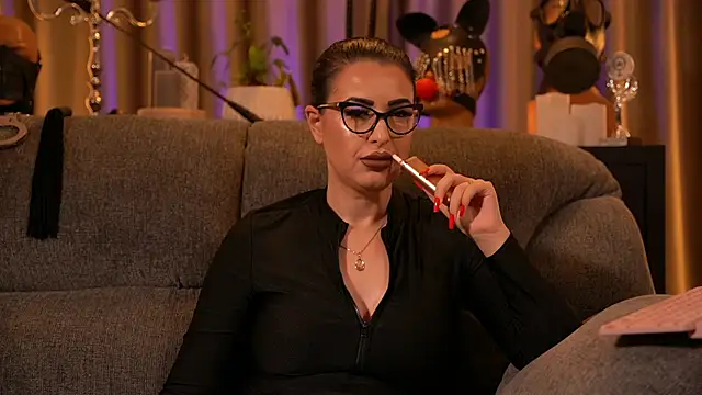 Snapshot of kelly_kent chatting on 11.18.25 kelly kent online show from 11.18.25