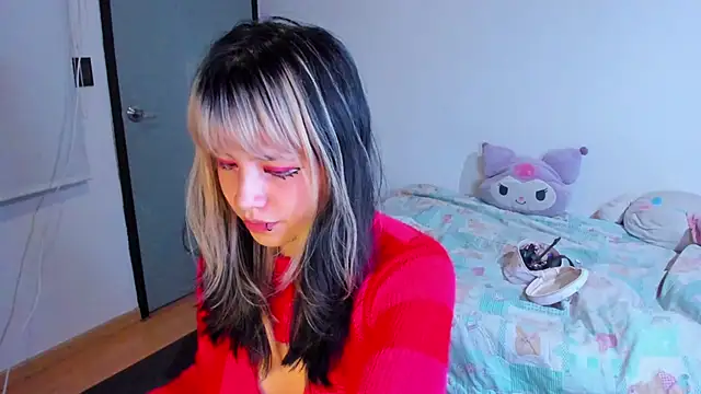 Snapshot of Akane-Mou chatting on 12.16.24 Akane-Mou online show from 12.16.24