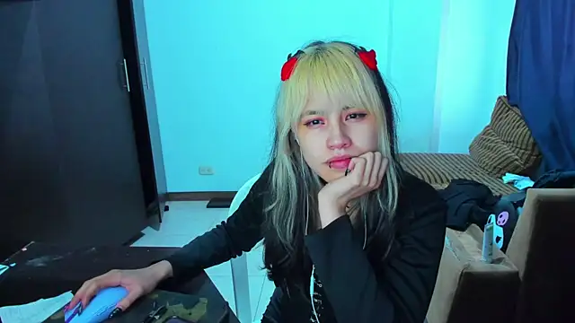 Snapshot of Akane-Mou chatting on 02.15.25 Akane-Mou online show from 02.15.25