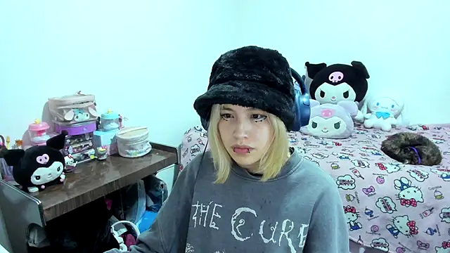 Snapshot of Akane-Mou chatting on 09.15.25 Akane-Mou online show from 09.15.25