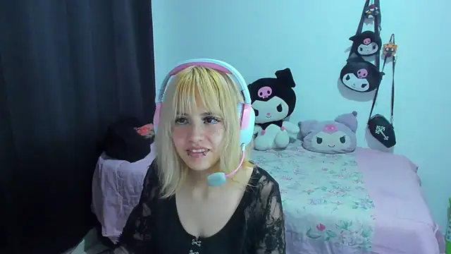 Snapshot of Akane-Mou chatting on 10.24.25 Akane-Mou online show from 10.24.25