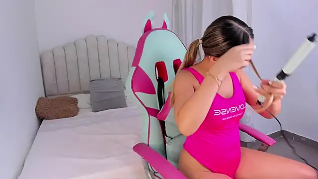 sofia henaok online show from 01.30.25