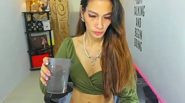 Trixie Mattel21 online show from 12.20.24