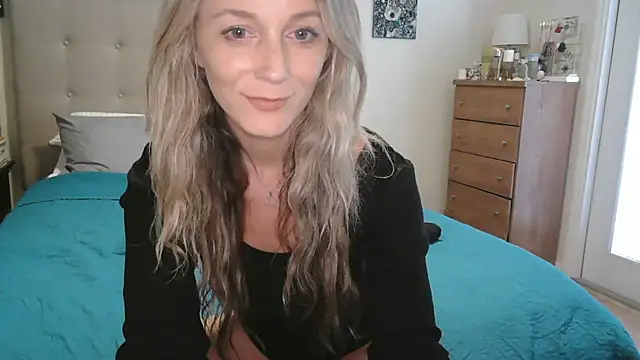 Snapshot of Heyitsmee33 chatting on 09.23.25 Heyitsmee33 online show from 09.23.25