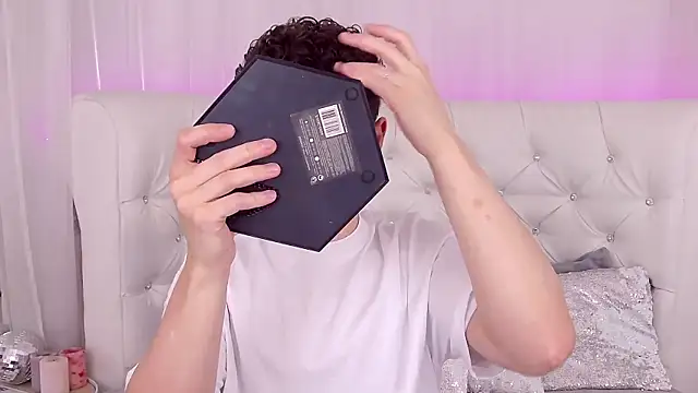 Snapshot of RobbyCharming chatting on 09.18.25 RobbyCharming online show from 09.18.25