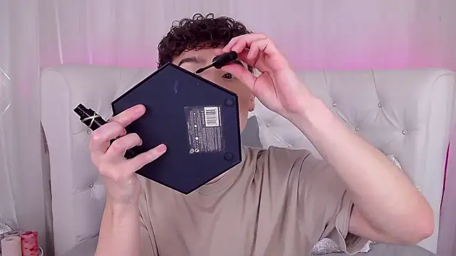 Snapshot of RobbyCharming chatting on 10.10.25 RobbyCharming online show from 10.10.25