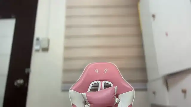 Snapshot of ehotlovea_ chatting on 09.18.25 ehotlovea online show from 09.18.25