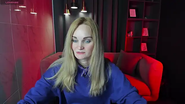 Snapshot of SaraSubtlety chatting on 09.30.25 SaraSubtlety online show from 09.30.25