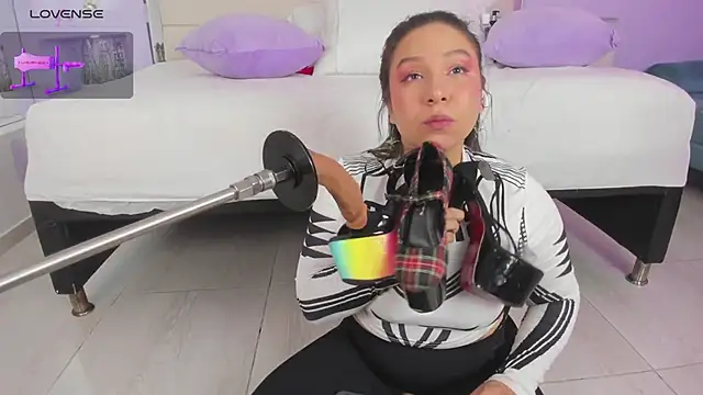 Isabella Daniell online show from 01.31.25