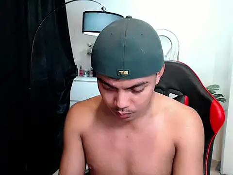 Snapshot of asianboyhunt chatting on 04.15.26 asianboyhunt online show from 04.15.26