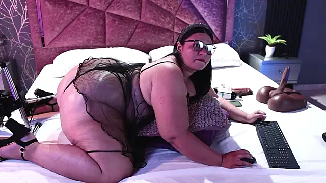 Snapshot of Amanda-Cruz chatting on 10.22.25 Amanda-Cruz online show from 10.22.25