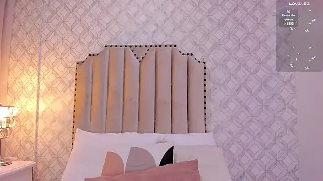 Pia Johnson  online show from 12.02.25